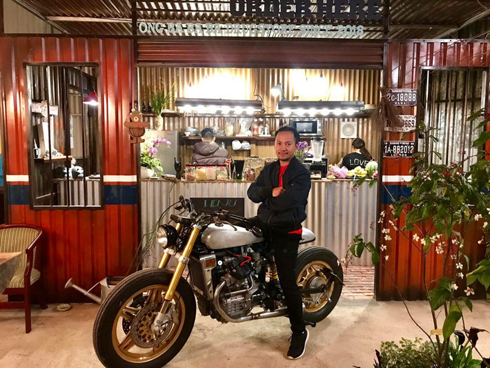 Bộ sưu tập xe cổ của Tiến Đạt gồm những chiếc xe như Vespa, Mini Cooper, G-Class hay Defender... đều thuộc dạng hàng hiếm, vương đậm dấu ấn thời gian.