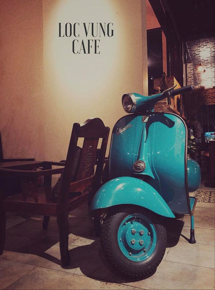 Trong ảnh là Vespa Acma đời 1956. Acma là dòng Vespa đầu tiên theo người Pháp đến Việt Nam vào những năm 1950.