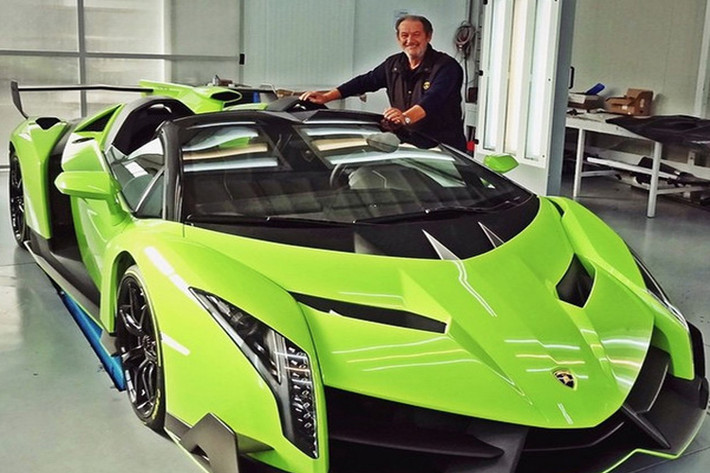 Trên thế giới chỉ tồn tại 14 chiếc Lamborghini Veneno, bao gồm 5 bản coupe và 9 bản mui trần. Trong 5 bản coupe, chỉ có 3 chiếc được bán ra vì 1 chiếc dùng để thử nghiệm và 1 chiếc để trưng bày. Giá bán mỗi chiếc “siêu bò” này là 4,5 triệu USD.