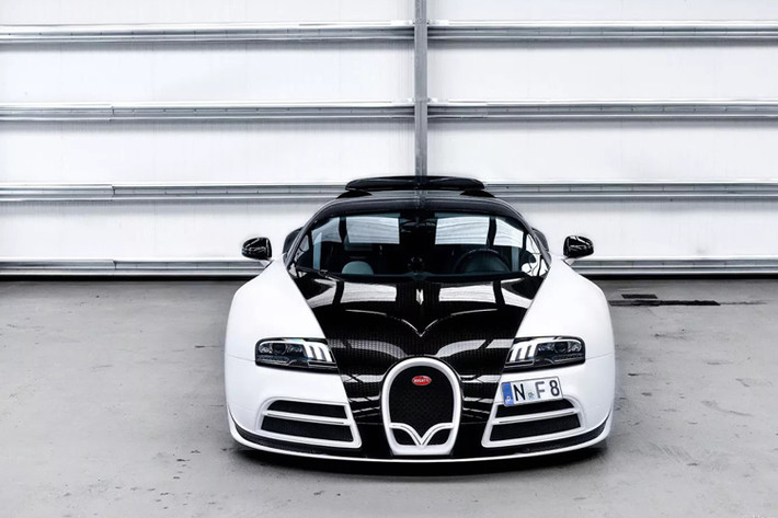 Siêu xe Bugatti Veyron Mansory Vivere chỉ có đúng 2 chiếc xuất xưởng chính vì thế nó được bán với mức giá rất cao lên đến 3,4 triệu USD.