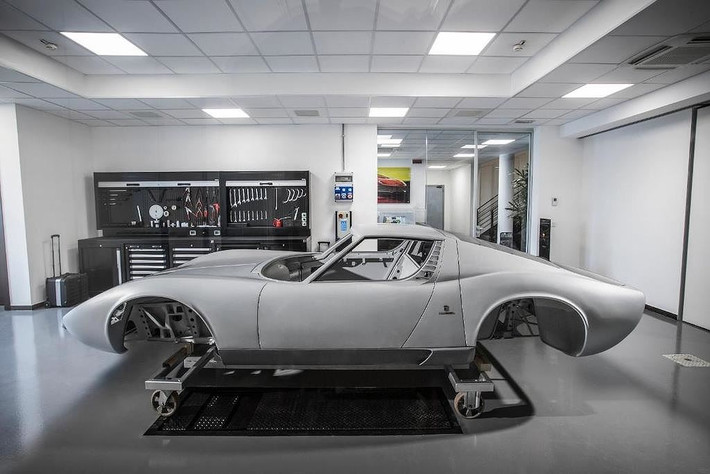 Đăc biệt, khi phục chế, Polo Storico luôn chú trọng vào việc giữ được nét nguyên bản cho chiếc xe. Chính vì thế, đa phần những khung, vỏ xe cổ đều được giữ nguyên và chỉ chăm chút cho những chi tiết bị hư hỏng bằng phụ tùng mới tồn kho đã được kiểm tra kĩ lưỡng về chất lượng. Trong trường hợp không còn các chi tiết cần thay thế, các chuyên gia phục chế sẽ tự sản xuất lại chúng bằng phương pháp và thiết kế như nguyên bản.