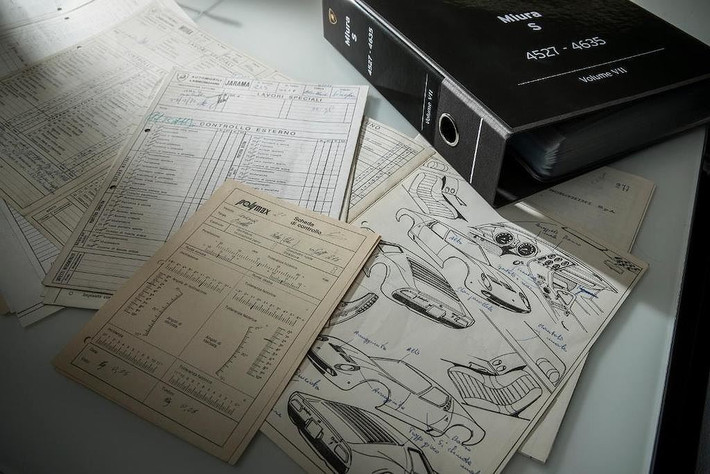 Bởi, Polo Storico có hẳn một thư viện khủng chứa đựng các bản vẽ kỹ thuật, cũng như những tại liệu lịch sử như catalogue đúng đời, các bài báo... cực hiếm về mọi mẫu xe trong lịch sử của Lamborghini.