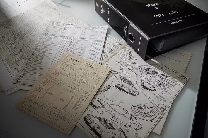 Bởi, Polo Storico có hẳn một thư viện khủng chứa đựng các bản vẽ kỹ thuật, cũng như những tại liệu lịch sử như catalogue đúng đời, các bài báo... cực hiếm về mọi mẫu xe trong lịch sử của Lamborghini.