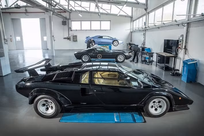 Đó cũng là lý cho hãng siêu xe Lamborghini rất tự hào về những mẫu "bò tót" cổ phục chế của Polo Storico, khi chúng thường xuyên xuất hiện ở các sự kiện xe hơi danh giá trên Thế giới.