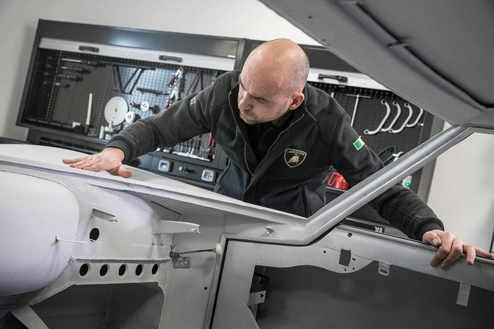 Trước khi bắt đầu việc phục chế, mỗi chiếc xe sẽ được kiểm tra một cách cực kỳ kỹ lưỡng từ ngoài vào trong.