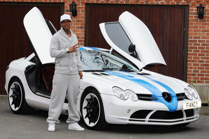 Hadji-Diouf, cầu thủ nổi tiếng từng đầu quân cho Liverpool và Bolton đang sở hữu một trong những siêu xe hàng độc bậc nhất thế giới đó là chiếc SLR McLaren này từ năm 2009 với giá 420.000 bảng Anh. Ngay sau khi tậu xe anh đã đầu tư độ màu bạc chrome khá độ cho xe.