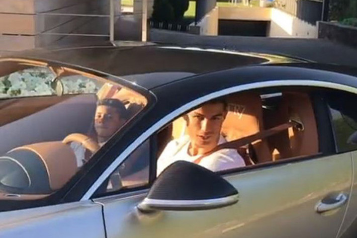 Ronaldo từng chia sẻ lên Instagram đoạn video cầm lái chiếc xe được mệnh danh "tân vương tốc độ" Bugatti Chiron đi lên từ tầng ngầm của căn biệt thự. Đoạn video hút 11,3 triệu lượt xem sau 13 giờ đăng tải.