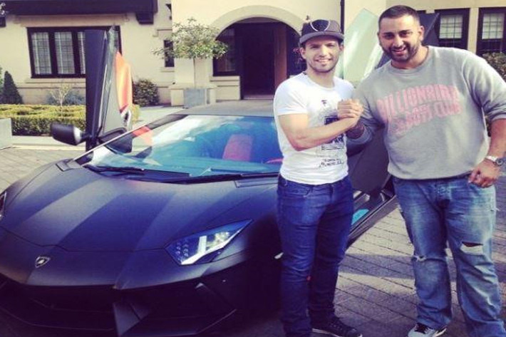 Aguero nằm trong top 10 những cầu thủ hưởng lương cao nhất giải đấu Premier League cũng có niềm yêu thích đặc biệt với siêu xe. Anh hiện đang sở hữu một chiếc Lamborghini Aventador màu đen mờ cực sang chảnh. Siêu xe này có giá 262.000 bảng Anh.