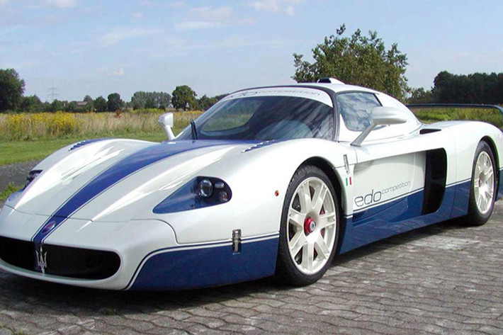 Ngôi sao bóng đá Brazil Neymar sở hữu chiếc Maserati MC12 đời 2004, trị giá 550.850 USD. Siêu xe này chỉ được sản xuất giới hạn 50 chiếc trên thế giới, sở hữu động cơ V12 6.5 L từ Ferrari Enzo, công suất 620 mã lực và mô-men xoắn 652 Nm, khả năng tăng tốc 0-100 km/h trong 3,8 giây trước khi đạt tốc độ tối đa 330 km/h.