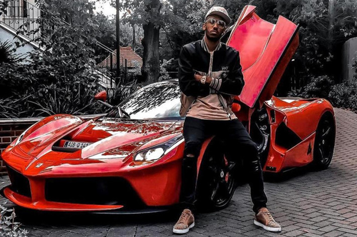 Aubameyang, cầu thủ bóng đá chuyên nghiệp đang chơi cho câu lạc bộ của Anh là Arsenal và đội tuyển quốc gia Gabon cũng vừa khoe chiếc LaFerrari lên trang mạng cá nhân của mình. Siêu xe trị giá 2 triệu bảng. LaFerrari có thể đạt tốc độ tối đa 350 km/h.
