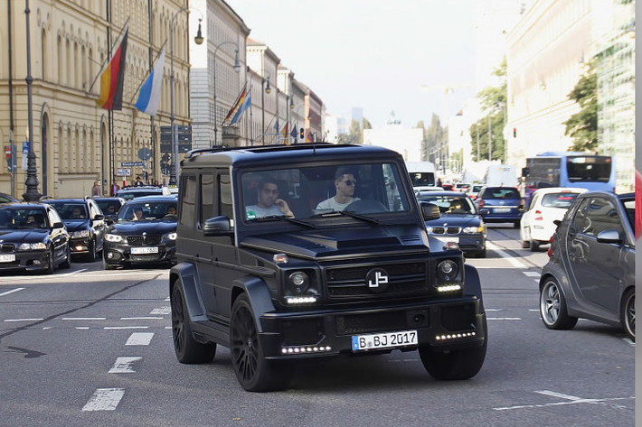 Tuyển thủ Đức Jerome Boateng yêu thích những mẫu xe hầm hồ và cơ bắp. Chiếc xe đặc biệt nhất trong bộ sưu tập siêu xe của Boateng là Mercedes-Benz G63 AMG trang bị gói nâng cấp Prior Design. Mức giá cơ bản của mẫu xe này là 137.150 USD, nhưng chắc hẳn số tiền Boateng bỏ ra phải cao hơn con số đó.