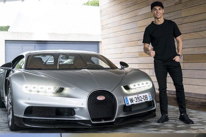 Christiano Ronaldo đã khá nổi tiếng với thú chơi này khi sở hữu bộ sưu tập toàn siêu xe hàng khủng. Một trong số đó là chiếc Bugatti Chiron hàng hiếm trị giá 2,9 triệu USD. Siêu xe này trang bị động cơ W16 8.0L với 4 tăng áp, cho công suất 1.479 mã lực và mô-men xoắn 1.600 Nm. Xe có khả năng tăng tốc 0-100 km/h trong 2,5 giây, tốc độ tối đa 420 km/h. Đặc biệt trên thân xe còn có ký hiệu CR7.
