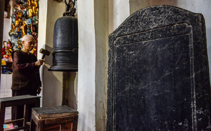 Khuôn viên trong chùa vẫn còn những tấm bia cổ với tên "Bà Đanh tự".