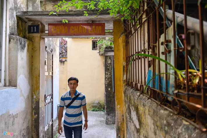 Lối vào chùa khá nhỏ, cổng có đánh số nhà.