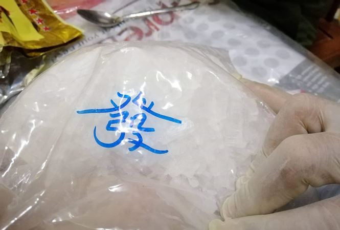 Số ma túy "bỏ quên" ven đường bị thu giữ. Mời quý vị độc giả xem clip: Công an thu giữ số ma túy bị "bỏ quên" ven đường