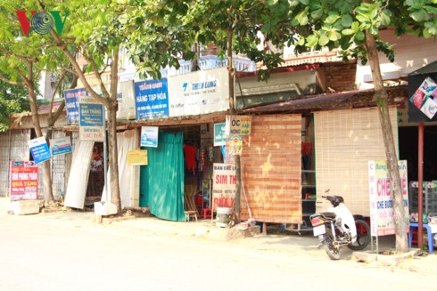 Các hàng quán phải che phủ bằng rèm, mành cho đỡ nắng nóng.