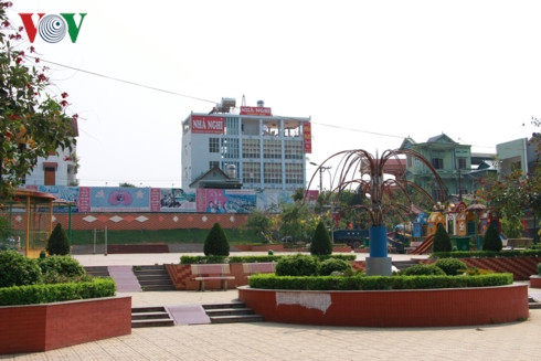 Khuôn viên ngày nghỉ không một bóng người.