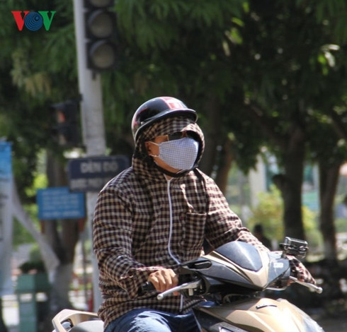 Không chỉ chị em, mà cả những người đàn ông cũng ái ngại trước cái nóng nực trên 40 độ.