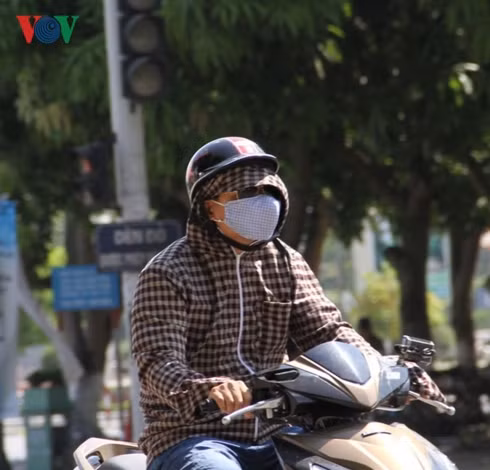 Không chỉ chị em, mà cả những người đàn ông cũng ái ngại trước cái nóng nực trên 40 độ.