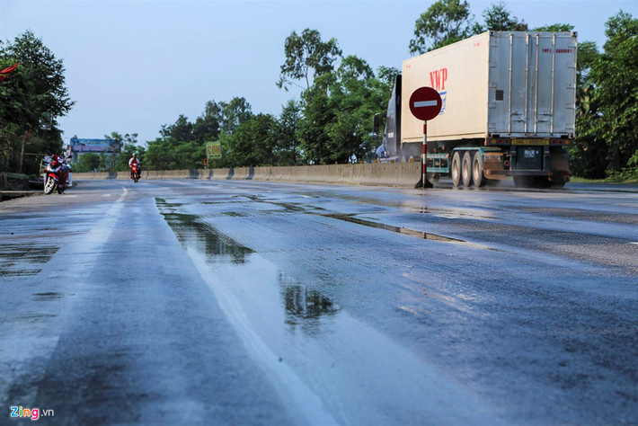 Tuyến đường qua địa bàn xã Xuân Lĩnh (Nghi Xuân) xuất hiện những con mương đọng nước rõ rệt cả hai chiều.