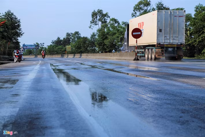 Tuyến đường qua địa bàn xã Xuân Lĩnh (Nghi Xuân) xuất hiện những con mương đọng nước rõ rệt cả hai chiều.