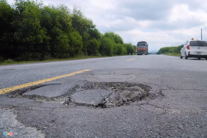 Được hoàn thành và đưa vào sử dụng từ tháng 1/2015, đến nay toàn tuyến xuất hiện hư hỏng, hằn lún. Đơn vị thi công và chủ đầu tư đứng ra sửa chữa nhưng tình trạng vẫn tiếp diễn.