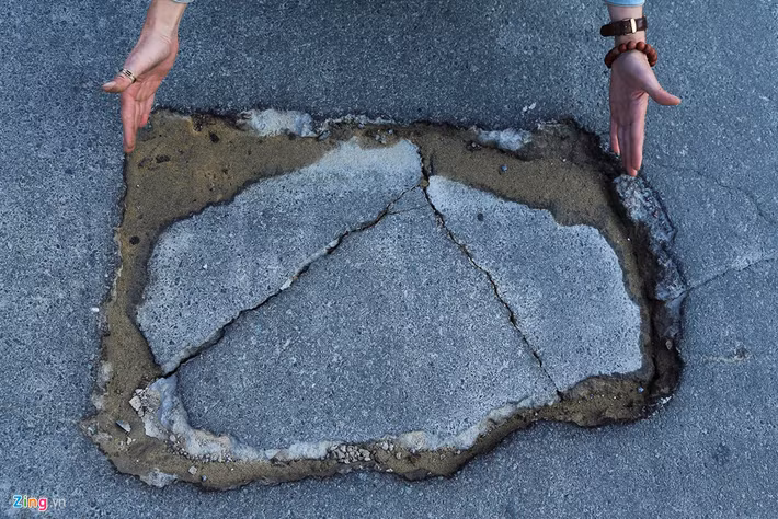 Có nhiều hố sâu hơn 3 cm, rộng gần 1 m dọc tuyến đường.