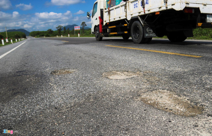 Trung tá Hà Phi Hoàng, Đội trưởng Đội CSGT Công an thị xã Kỳ Anh, cho biết mặc dù mới được đầu tư xây dựng trong một thời gian ngắn nhưng tuyến đường này đã xuất hiện nhiều hư hỏng. "Đơn vị nhiều lần đề xuất lên Ban ATGT thị xã Kỳ Anh để có văn bản gửi Ban ATGT tỉnh Hà Tĩnh kiến nghị Cục Quản lý đường bộ II về những hư hỏng của tuyến đường nhưng đến nay chưa sửa chữa”, Trung tá Hoàng nói.