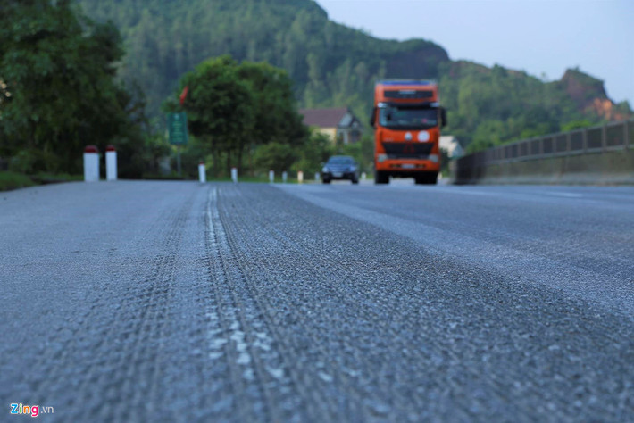 Dọc tuyến đường hầu hết đều xuất hiện vệt hằn bánh xe, đơn vị quản lý tuyến tránh cho rằng việc đường hằn là do nhựa nóng nên khi xe trọng tải lớn đi qua để lại