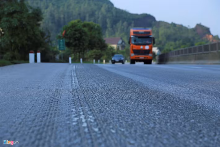 Dọc tuyến đường hầu hết đều xuất hiện vệt hằn bánh xe, đơn vị quản lý tuyến tránh cho rằng việc đường hằn là do nhựa nóng nên khi xe trọng tải lớn đi qua để lại