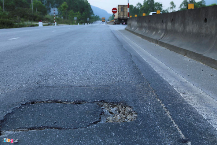 Những đoạn có vệt hằn trên 2 cm được phía chủ đầu tư Cienco4 tiến hành khắc phục, sửa chữa bằng công nghệ cào bóc tái chế nguội để tạo độ phẳng cho các làn đường. Tuy nhiên, tình trạng hằn lún, xuống cấp vẫn không ngừng diễn ra.