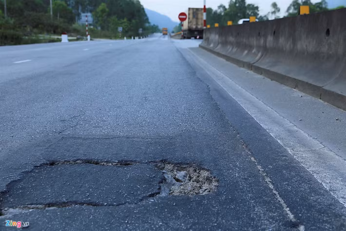 Những đoạn có vệt hằn trên 2 cm được phía chủ đầu tư Cienco4 tiến hành khắc phục, sửa chữa bằng công nghệ cào bóc tái chế nguội để tạo độ phẳng cho các làn đường. Tuy nhiên, tình trạng hằn lún, xuống cấp vẫn không ngừng diễn ra.