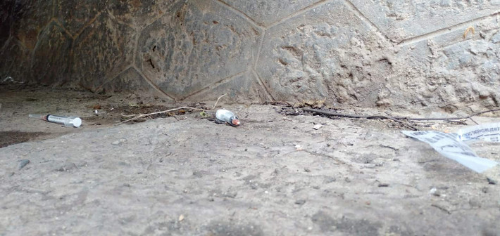 Trong các hốc tường và dưới nền đường nhan nhản bơm kim tiêm.