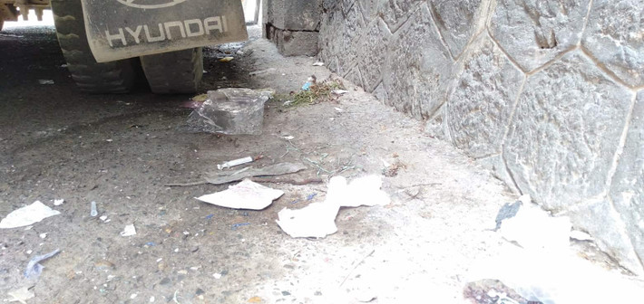 Người dân nơi đây cho biết, do đây là điểm tập kết sang hàng của nhiều xe tải nhỏ nên các xe thường xuyên đỗ ở đây, những góc khuất sau xe trở thành điểm chích ma túy của người nghiện.