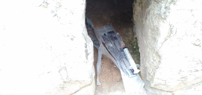 Tuy nhiên, ghi nhận của PV ngày 24/4, tại phố Gầm Cầu có nhiều bơm kim tiêm vứt bừa bãi.