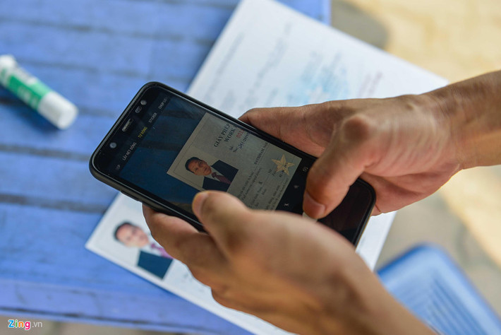 "Kể cả ảnh chụp từ điện thoại di động, chúng tôi đều nhận chụp hoặc tải file để in. Phải tận dụng mọi thiết bị có thể chụp ra ảnh nhanh nhất, nếu không thì không thể cạnh tranh với các cửa hàng chuyên nghiệp được", anh Trần Thế Mạnh chia sẻ.