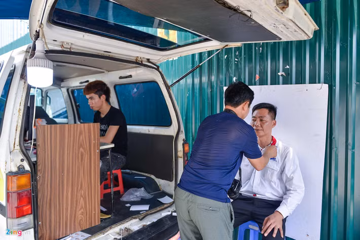 Khách hàng tới đây chủ yếu là dân văn phòng, người làm thủ tục khám sức khỏe để đi lao đông nước ngoài.