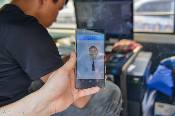 Nhiều người chỉ cần gửi ảnh có sẳn qua Zalo chế độ HD nét căng là các anh xử lý được ngay, 3 phút sau in ra ảnh.