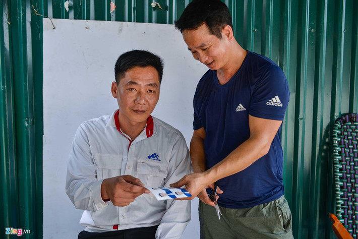 "Tuy giá thành chúng tôi lấy có cao hơn nơi khác nhưng nhiều khách hàng vẫn hài lòng vì làm nhanh và tiện lợi", anh Tuấn nói.