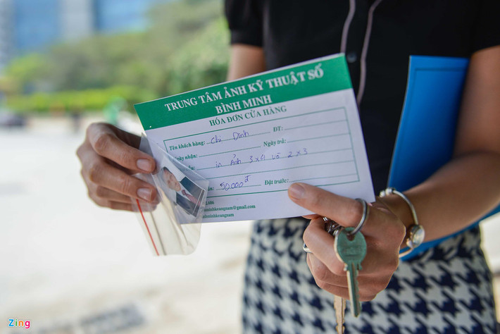 Chị Nguyễn Thị Dinh - nhân viên văn phòng chia sẻ: "Từ ngày có hiệu ảnh di động thế này, tôi đỡ phải đi xa để chụp, scan ảnh hoàn thiện hồ sơ cho khách hàng, mặc dù giá cả ở đây có cao hơn những nơi khác".