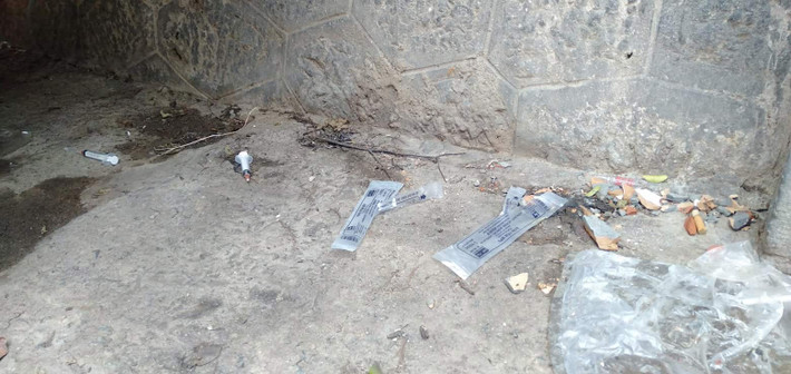 Nhiều du khách ngán ngẩm khi đi qua phố Gầm Cầu đầy bơm kim tiêm.