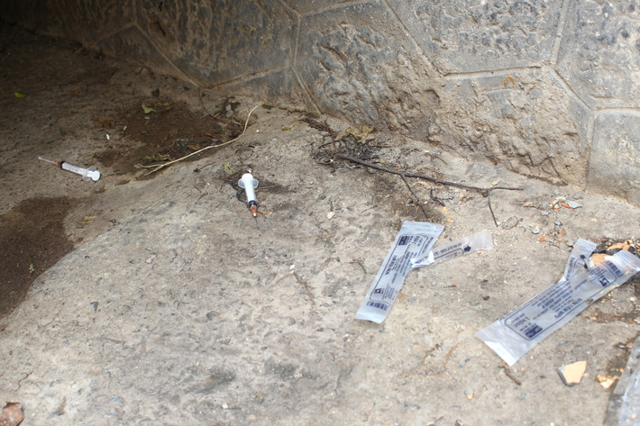 Một người dân cho biết:"Tôi đã buôn bán ở đây gần 20 năm và cũng thường thấy những hình ảnh các con nghiện hút trích ở đây, 5h chiều đã xuất hiện lác đác hình ảnh chúng lén lút sau các xe tải, thậm chí công khai ngay trước mắt tôi và mọi người."