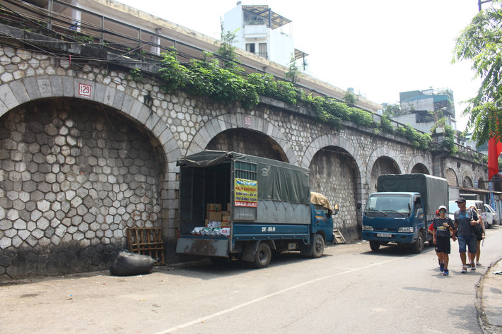 Anh Nguyễn Anh Sơn (Hà Nội) cho biết, mong rằng phố Gầm Cầu sẽ là một điểm thu hút du khách trong tương lai. Tuy nhiên, trước mắt chính quyền sở tại cần lập tức xóa bỏ điểm chích ma túy để làm sạch hình ảnh Thủ đô trong mắt người dân và du khách.