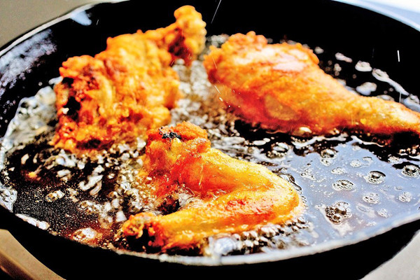 Đồ chiên rán: Đồ chiên rán “được lòng” người ăn vì hương vị lẫn màu sắc vô cùng hấp dẫn. Vậy nhưng, ăn nhiều đồ chiên rán sẽ không có lợi cho sức khỏe tổng thể.