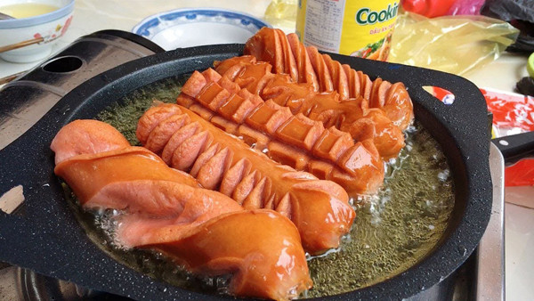 Nguyên nhân bởi thực phẩm chiên ở nhiệt độ cao sẽ sinh ra hidrocacbon thơm đa vòng và benzopyrene. Những chất này xâm nhập vào cơ thể người làm tăng nguy cơ ung thư. Để ngăn ngừa, bạn nên chế biến theo cách hầm, luộc, hấp thay vì chiên, nướng để thưởng thức.