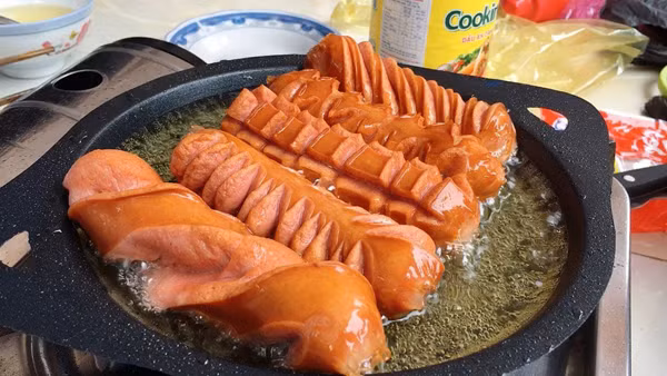 Nguyên nhân bởi thực phẩm chiên ở nhiệt độ cao sẽ sinh ra hidrocacbon thơm đa vòng và benzopyrene. Những chất này xâm nhập vào cơ thể người làm tăng nguy cơ ung thư. Để ngăn ngừa, bạn nên chế biến theo cách hầm, luộc, hấp thay vì chiên, nướng để thưởng thức.