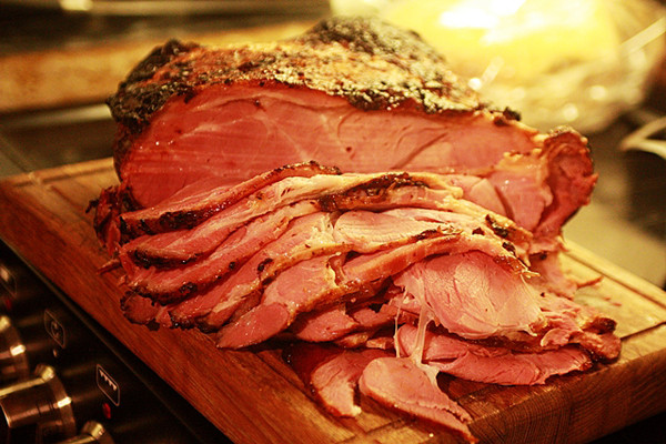Thịt hun khói: Thịt hun khói mềm dai vô cùng hấp dẫn. Vậy nhưng nó lại là món ăn tiềm ẩn mối nguy sức khỏe, thậm chí có thể “kích hoạt tế bào ung thư”.
