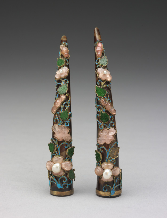 Ngọc bích và các loại đá quý lấp lánh khác nhau được gắn vào những miếng phụ kiện bảo vệ móng tay để tăng thêm sự quý phái, quyền lực. Ảnh: @Irenebrination.