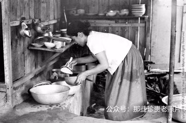 Người phụ nữ đang nấu bữa trưa trong căn bếp đơn sơ. Ảnh: sina.com.cn. 