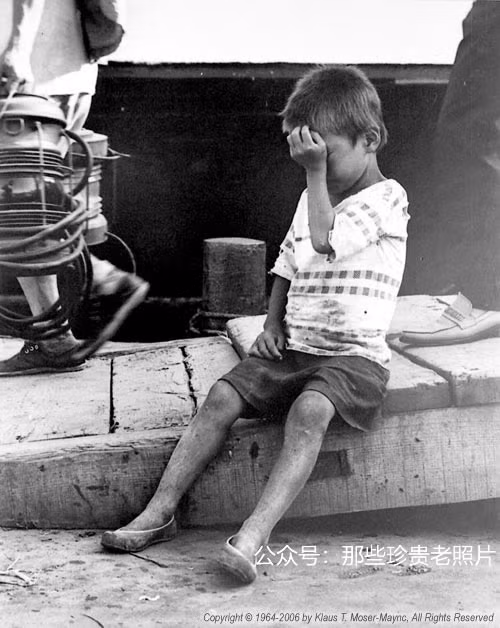 Em bé Hàn Quốc ngồi khóc trên bến thuyền. Ảnh: sina.com.cn. 